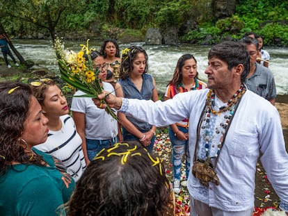 Un ritual de limpieza junto a la cascada Salto de Eyipantla, Catemaco.