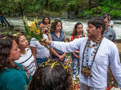 Un ritual de limpieza junto a la cascada Salto de Eyipantla, Catemaco.