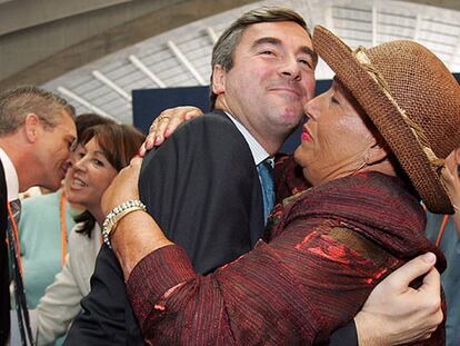 Ángel Acebes recibe un abrazo de una de las asistentes al congreso regional del PP en Santa Cruz de Tenerife.