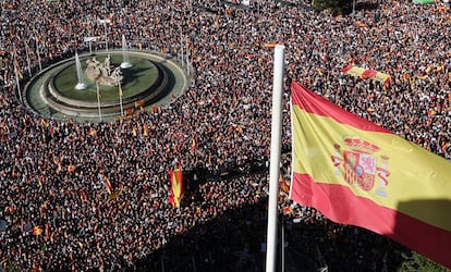 Miles de personas en la plaza de Cibeles durante la manifestación contra la amnistía, este sábado.