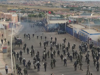 Policías marroquíes persiguen a decenas de sudaneses que intentaron cruzar el pasado 24 de junio el puesto fronterizo que separa el Barrio Chino de Nador (Marruecos) de Melilla.