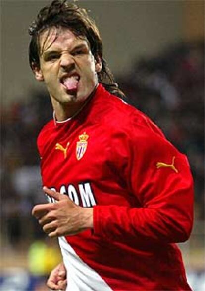 Morientes, tras conseguir su gol, el segundo de su equipo.