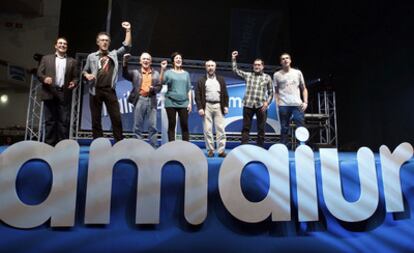 Los parlamentarios de Amaiur celebran la victoria en el frontón Labrit de Pamplona.