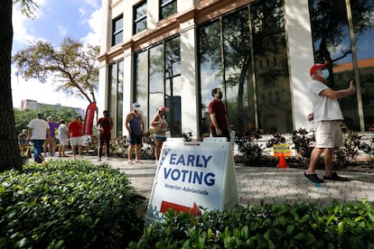 Una fila de votantes en un centro de voto anticipado de Florida.