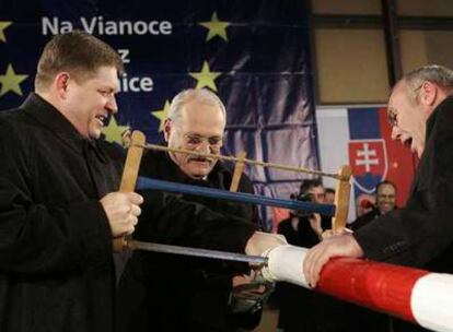 El primer ministro eslovaco, Robert Fico (izquierda), el presidente, Ivan Gasparovic, y el canciller austriaco, Alfred Gusenbauer, serraron simbólicamente una barra de seguridad fronteriza entre la ciudad de Petrzalka, en Eslovaquia, y Berg, en Austria.