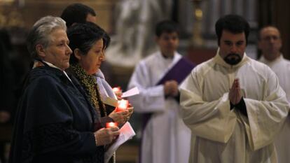 Marie Collins (izquierda) en la Iglesia de San Ignacio (Roma), el 7 de febrero de 2012.