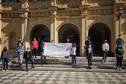 Concentración de residentes del colegio mayor Isabel La Católica, de la Universidad de Granada, contra las medidas de cierre del Gobierno andaluz.