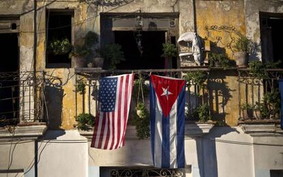 Banderas de Cuba y EE UU ondean en un balc&oacute;n de La Habana Vieja