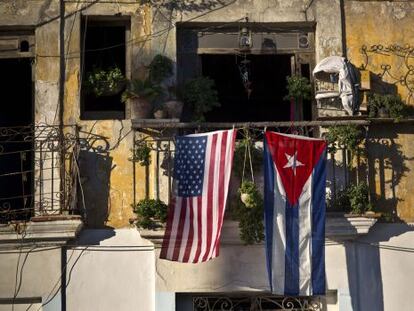 Bandeiras de Cuba e EUA penduradas em uma varanda de Havana.