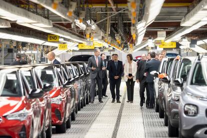 El rey Felipe VI visita la planta de Opel en Figueruelas, Zaragoza, el pasado 7 de octubre. Abajo, Michael Lohscheller, primer ejecutivo de la empresa.  