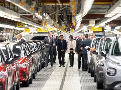 El rey Felipe VI visita la planta de Opel en Figueruelas, Zaragoza, el pasado 7 de octubre. Abajo, Michael Lohscheller, primer ejecutivo de la empresa.  