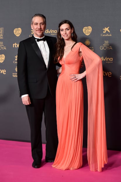 Alberto Amman, nominado a mejor actor protagonista por 'Upon Entry' y su pareja, la actriz Clara Méndez-Leite. Él lleva esmoquin de Dior y ella un vestido-túnica de Rosa Clará y joyas de Bárcena.