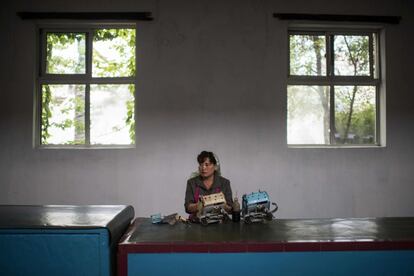 Una trabajadora de reparaciones de maquinaria en una fábrica de seda en Pyongyang.