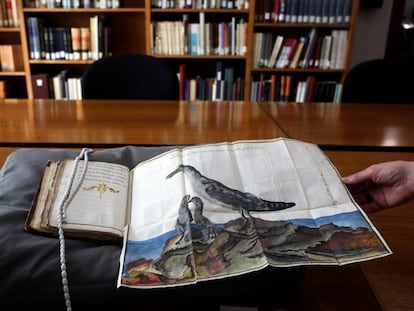 El manuscrito 'Producciones y aves marítimas...', de Antonio de Recondo, en una sala de la Biblioteca Nacional.