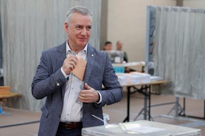 El lehendakari, Iñigo Urkullu, ejerce su derecho al voto en un colegio electoral de Durango (Bizkaia).