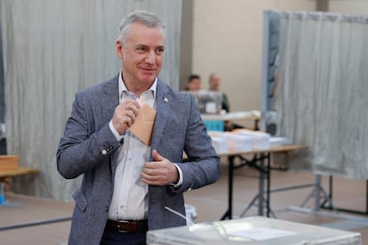 El lehendakari, Iñigo Urkullu, ejerce su derecho al voto en un colegio electoral de Durango (Bizkaia).