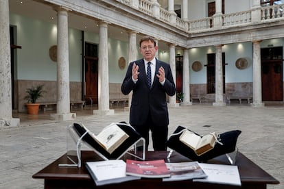 Ximo Puig, en el claustro de La Nau, de la Universitat de València, con los libros de Lluís Vives y los acuerdos políticos y sociales de Alcem-nos.