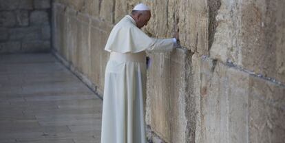 O Papa reza no Muro das Lamentações, em Jerusalém.