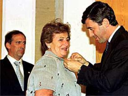 Victoria Eugenia Vidaur ayer, en el momento de recibir la medalla del ministro, Ángel Acebes.