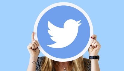 Logo de Twittre en las manos de una chica