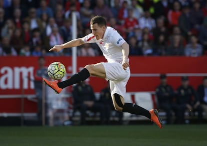 Gameiro controla el bal&oacute;n en el aire durante el Sevilla-Villarreal.