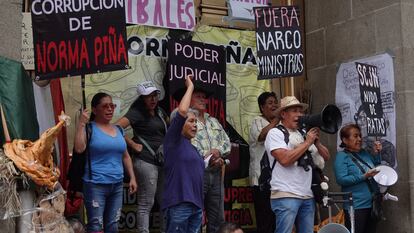 Un grupo de partidarios de López Obrador se manifiesta a las afueras de la Suprema Corte, el pasado 20 de mayo.