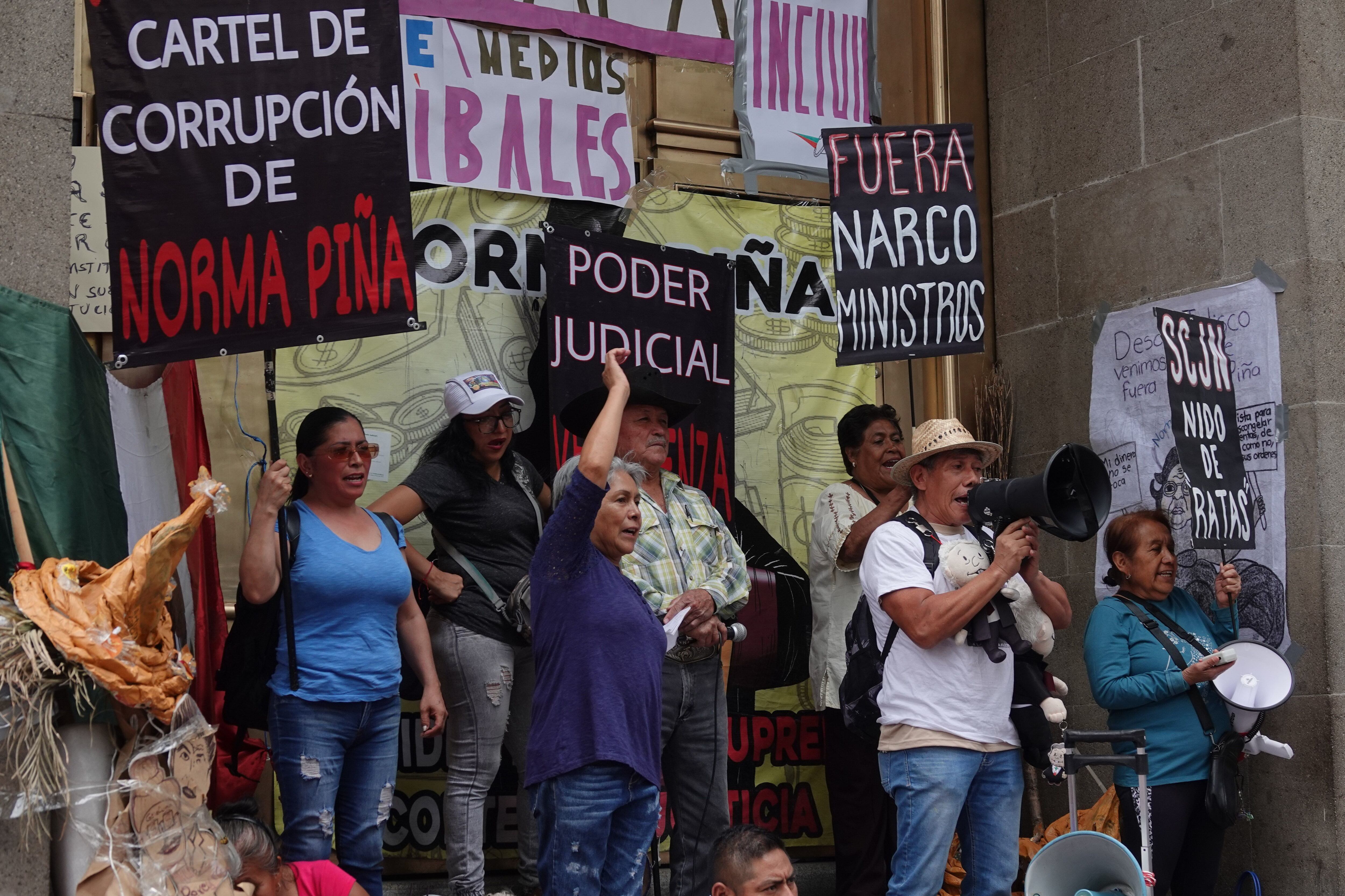 Seguidores de López Obrador se manifiesta a las afueras de la Suprema Corte, en Ciudad de México, en mayo de 2023.