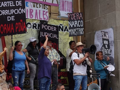 Partidarios de Morena se manifiestan a las afueras de la Suprema Corte, en Ciudad de México, en una imagen de archivo.