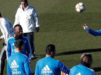 Benzema bromea en el centro del rondo, el martes en Valdebebas.