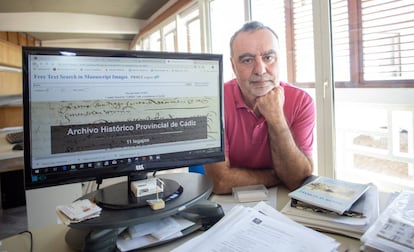 Carlos Alonso, investigador del centro de arqueología subacuática de Andalucía probando el software 'Carabela' en Cádiz.