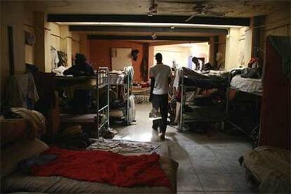 Una vista del interior del edificio acondicionado para acoger inmigrantes y bautizado como <i>Baobab,</i> en el barrio de Russafa de Valencia.