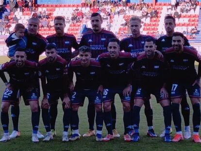 El once inicial del Extremadura antes de su partido del domingo pasado contra el DUX Internacional.