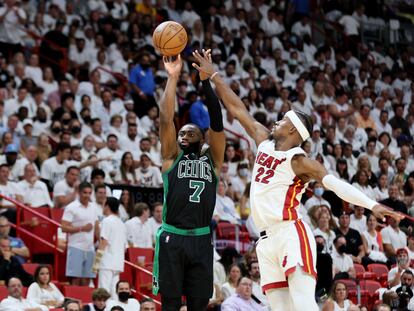 Jaylen Brown lanza un triple esta madrugada ante la defensa de Jimmy Butler, en el FTX Arena de Miami.