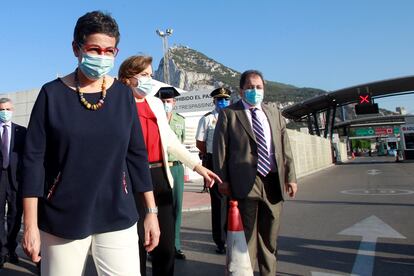 La ministra de Asuntos Exteriores, Arancha González Laya, ante el paso fronterizo de Gibraltar en julio pasado.
