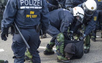 La policía detiene a un manifestante ante el congreso del AfD, en Stuttgart, este sábado.