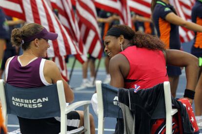 Sam Stosur y Serena Williams hablan después de la victoria de la primera en la final del Abierto de Estados Unidos.