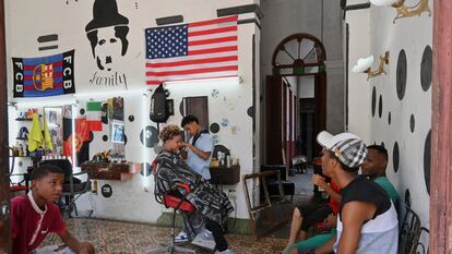 Una peluquería en el centro de La Habana, Cuba, en 2024.