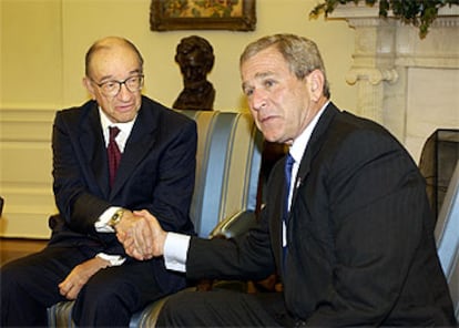 Los presidentes de la Reserva Federal, A. Greenspan, y de EE UU, G. W. Bush, en un reciente encuentro.