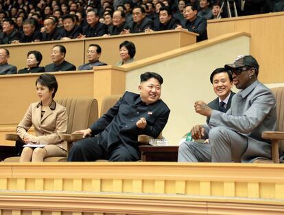 La mistad de Dennis Rodman con Kim Jong-un no le ha dado tan buenos titulares como el resto de celebridades que se han reunido con políticos. El exjugador de la NBA tuvo que pedir disculpas en enero de 2014 por haber viajado a Corea del Norte para celebrar el cumpleaños de su dictatorial líder, a quien le cantó el ‘Cumpleaños feliz’. El exdeportista le ha visitado en varias ocasiones, y fue él quien confirmó en septiembre de 2013 que el líder norcoreano había sido padre de una niña. "Lo siento. No soy el presidente. No soy un embajador. Solo una persona que quiere enseñar al mundo que podemos llevarnos bien”, dijo tras una de sus últimas visitas. 