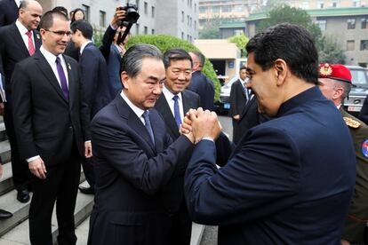 Nicolás Maduro estrecha la mano del ministro de Relaciones Exteriores de China, Wang Yi.