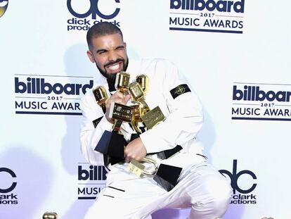 Drake posa con sus premios tras la ceremonia de entrega de los Billboard Music Awards este domingo en Las Vegas.