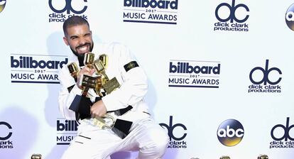 Drake posa con sus premios tras la ceremonia de entrega de los Billboard Music Awards este domingo en Las Vegas.