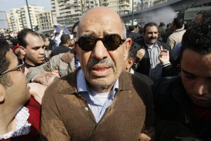 Mohamed el Baradei (centro), rodeado de manifestantes, el viernes en El Cairo.