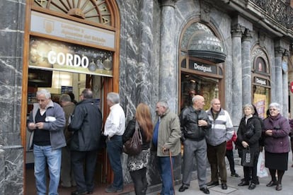 Colas ante una administración de loterías en Bilbao.