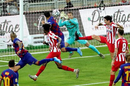 Oblak despeja el balón ante el barcelonista Luis Suárez.