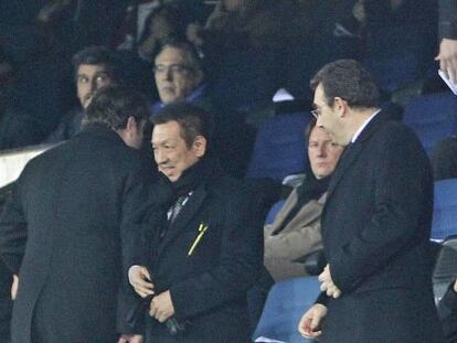 Peter Lim, en el centro, en un partido Atlético-Valencia de la Copa del Rey.