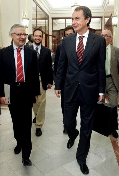 El presidente del Gobierno, José Luis Rodríguez Zapatero, llega al Congreso acompañado del ministro de Fomento, José Banco.