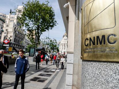 Cartel de la CNMC ante su sede en Madrid.