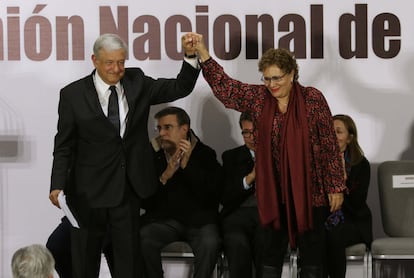 Andrés Manuel López Obrador y Bertha Luján, madre de la nueva fiscal capitalina, en Ciudad de México, en febrero de 2018. 