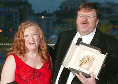 Michael Moore compartió con su esposa y productora, Kathleen Glynn, la alegría por la Palma de Oro.